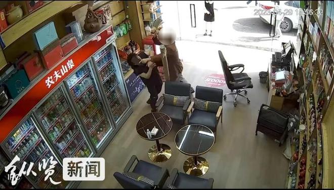 重庆一农业执法人员与人发生口角后当街持菜刀伤人,伤者家人:施暴者仍在正常上班