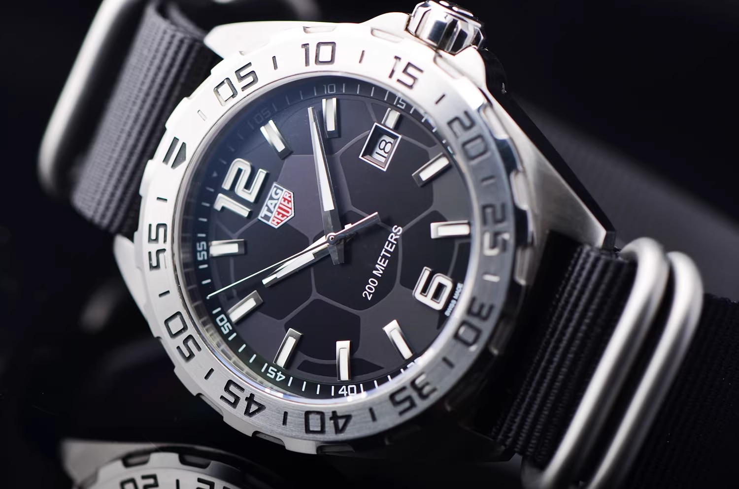 已售出【97新】豪雅F1系列200米防水大三针日历石英男表WAZ1015.FC8198