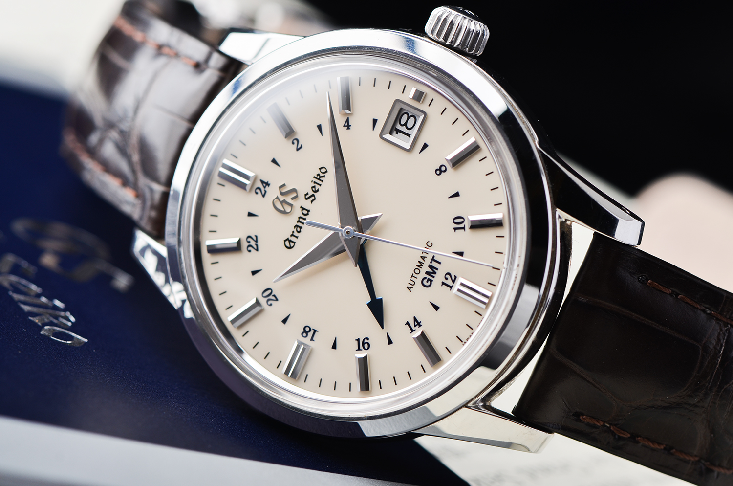 【98新】精工GS奶油盘双时区日历折叠扣皮带自动男表sbgm221G