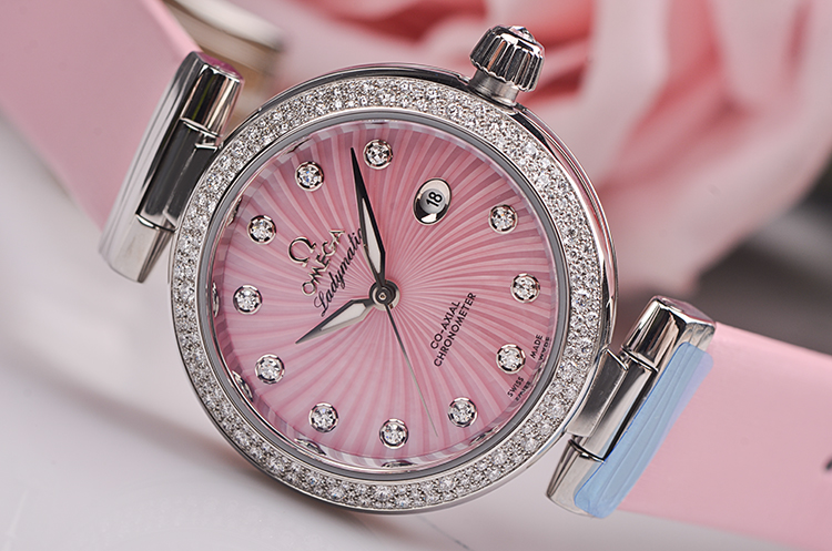 【未使用品】欧米茄蝶飞精钢镶钻粉贝母女表425.37.34.20.57.001