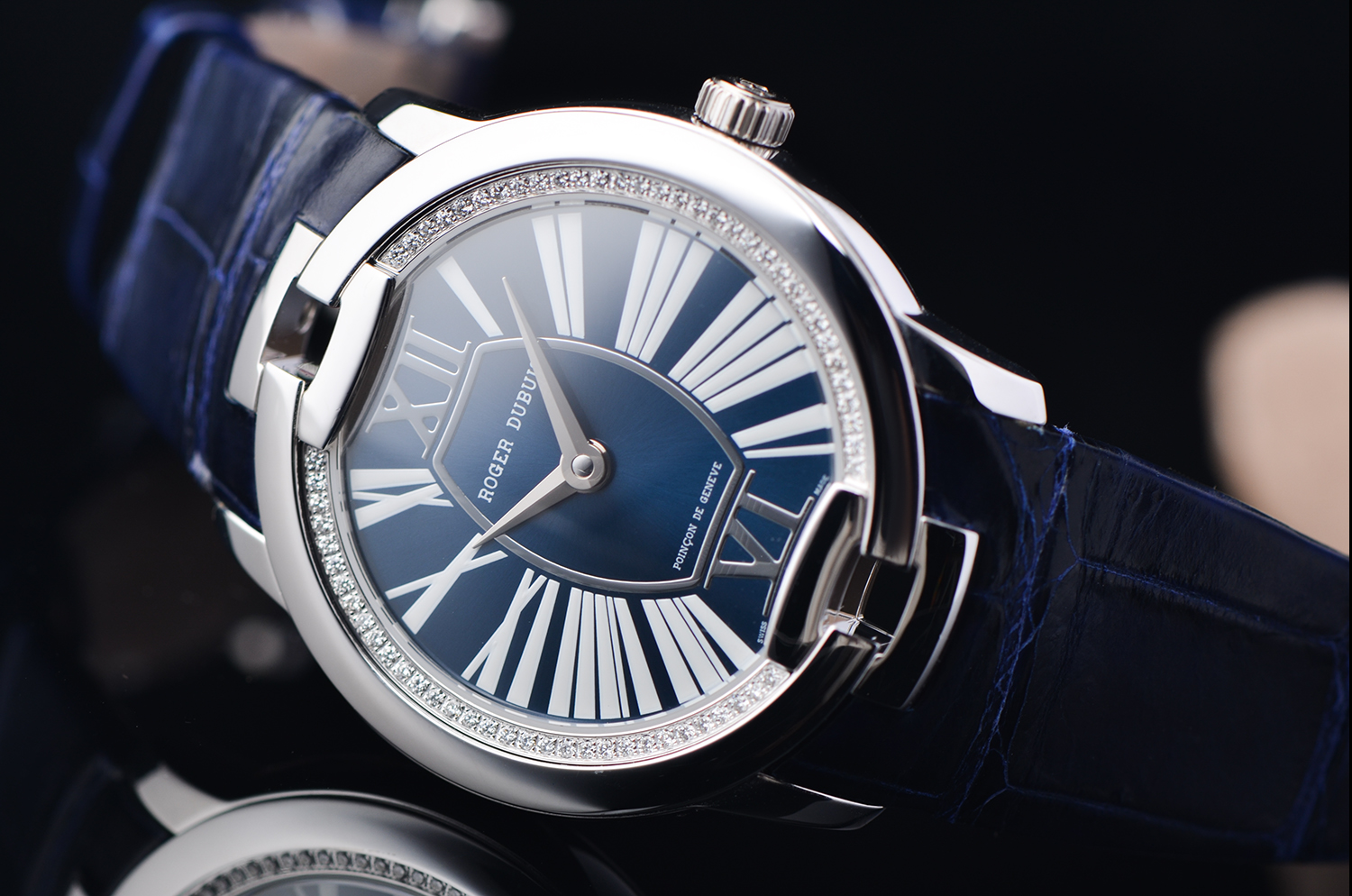 【98新】罗杰杜彼名伶系列白金镶钻蓝盘自动皮带女表RDDBVE0048