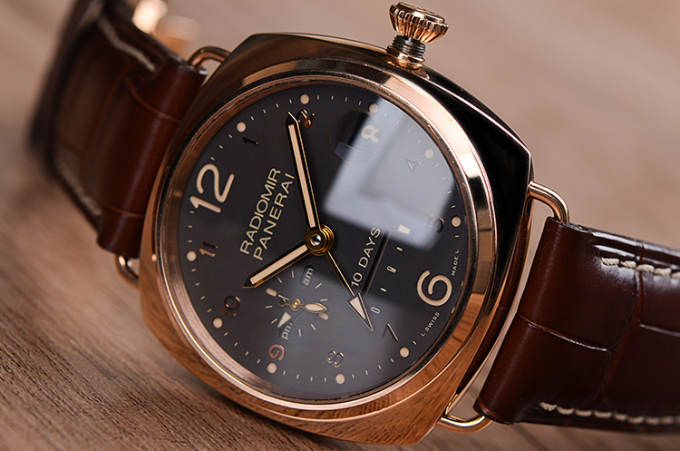 已售出【98新】沛纳海特别限量玫瑰金GMT日历10天链自动男表pam00497