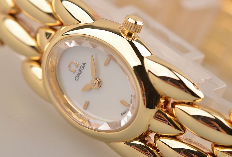 已售出【96新】欧米茄鹅蛋型全黄金贝母盘两针石英女表