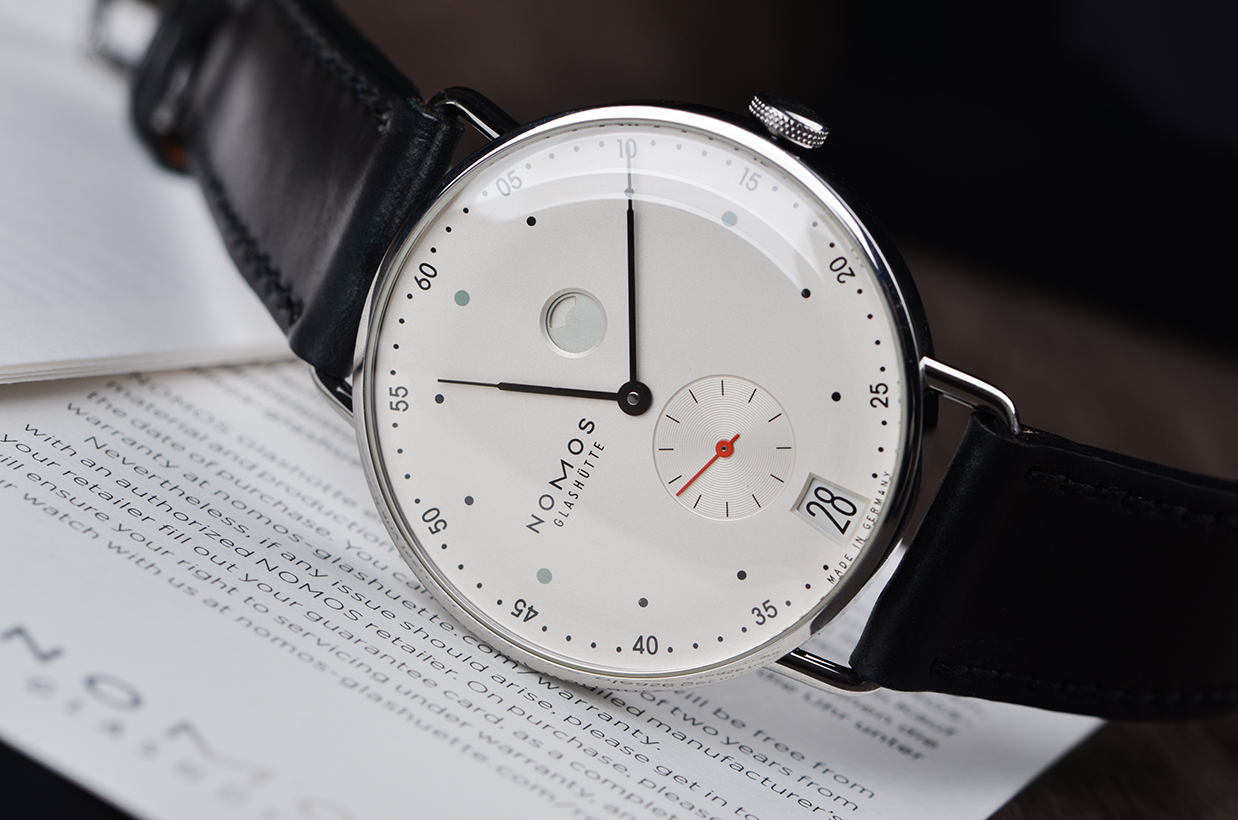 【98新】NOMOS诺莫斯METRO动显日历 手上链皮带腕表1101盒证齐