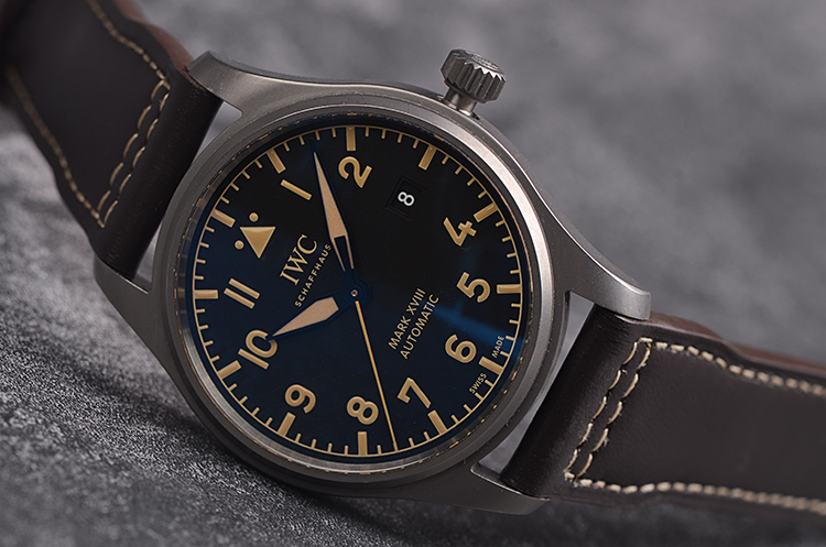 已售出【98新】万国飞行员钛金属膏药面大三针日历自动皮带男表IW327006