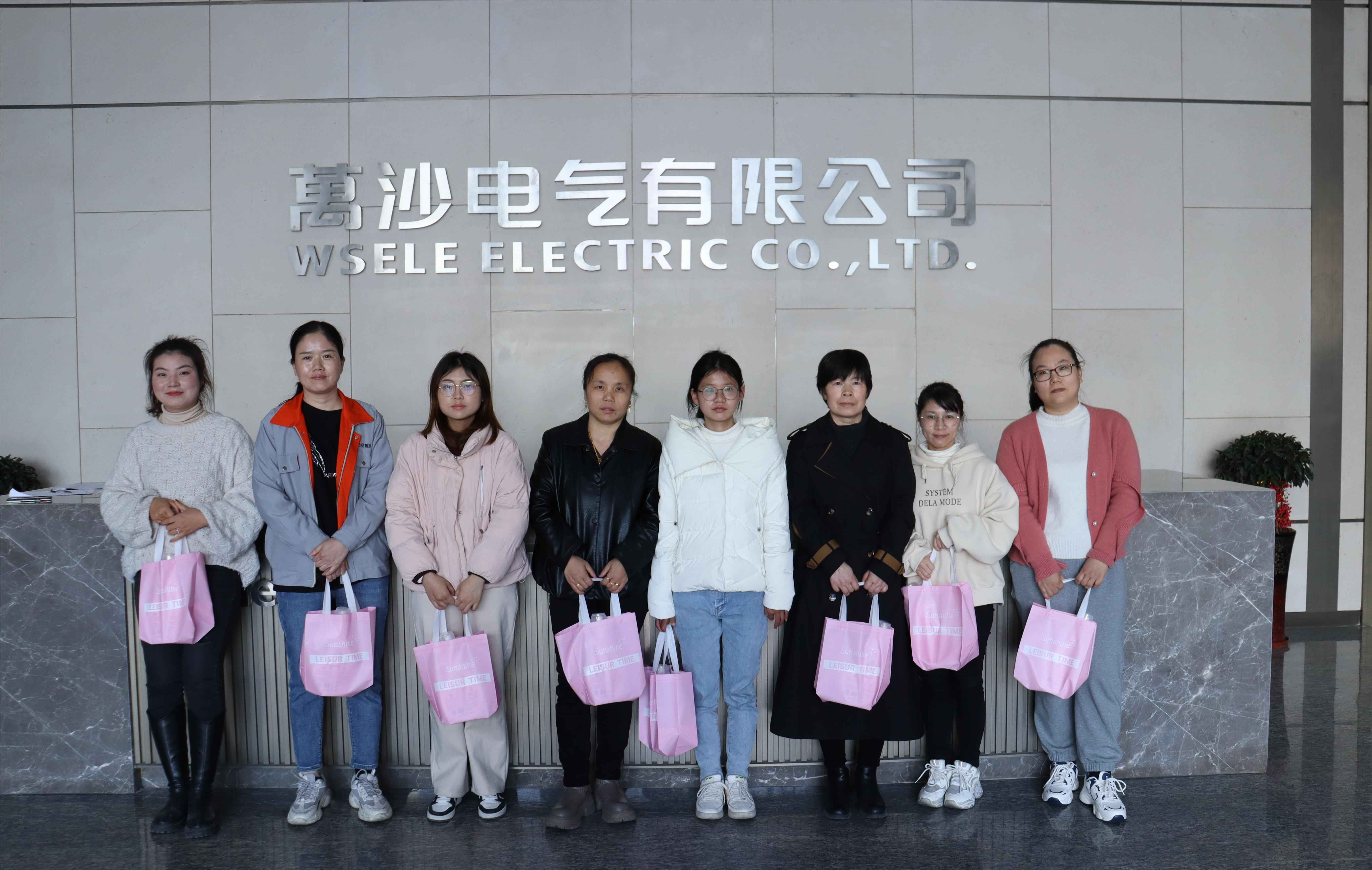 “三八妇女节”万沙电气为全体女员工送上节日礼物