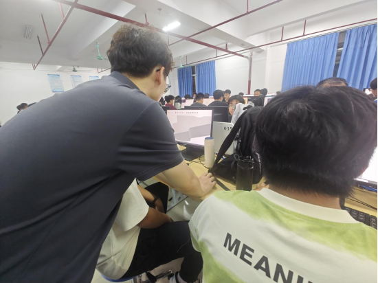 林工给学生亲临指导
