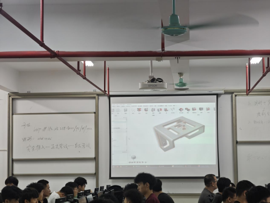林工对学生进行教学培训