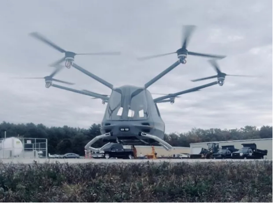 Skai悬停在地面上方