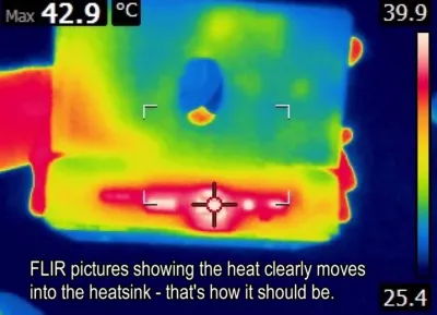 在热成像摄像头（左）中捕获