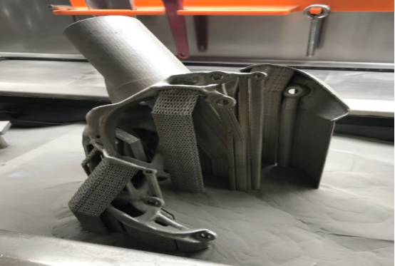 电机支架是使用粉末基SLM（选择性激光熔化）工艺制造的。该过程所需的支撑结构可以很容易地拆除，以便立即提供即装即用的解决方案。