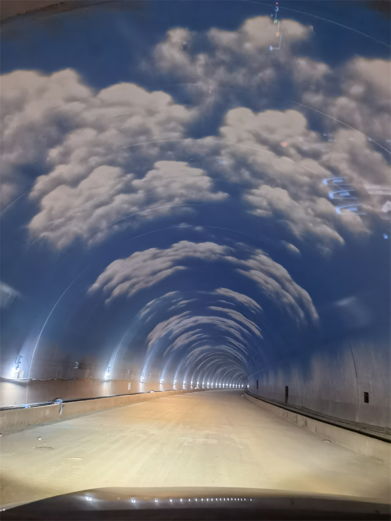 隧道蓝天白云施工现场