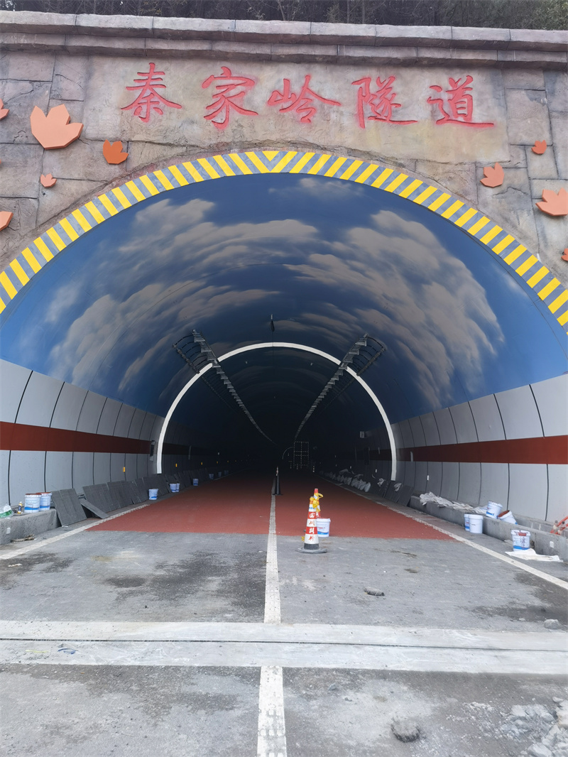 隧道蓝天白云现场