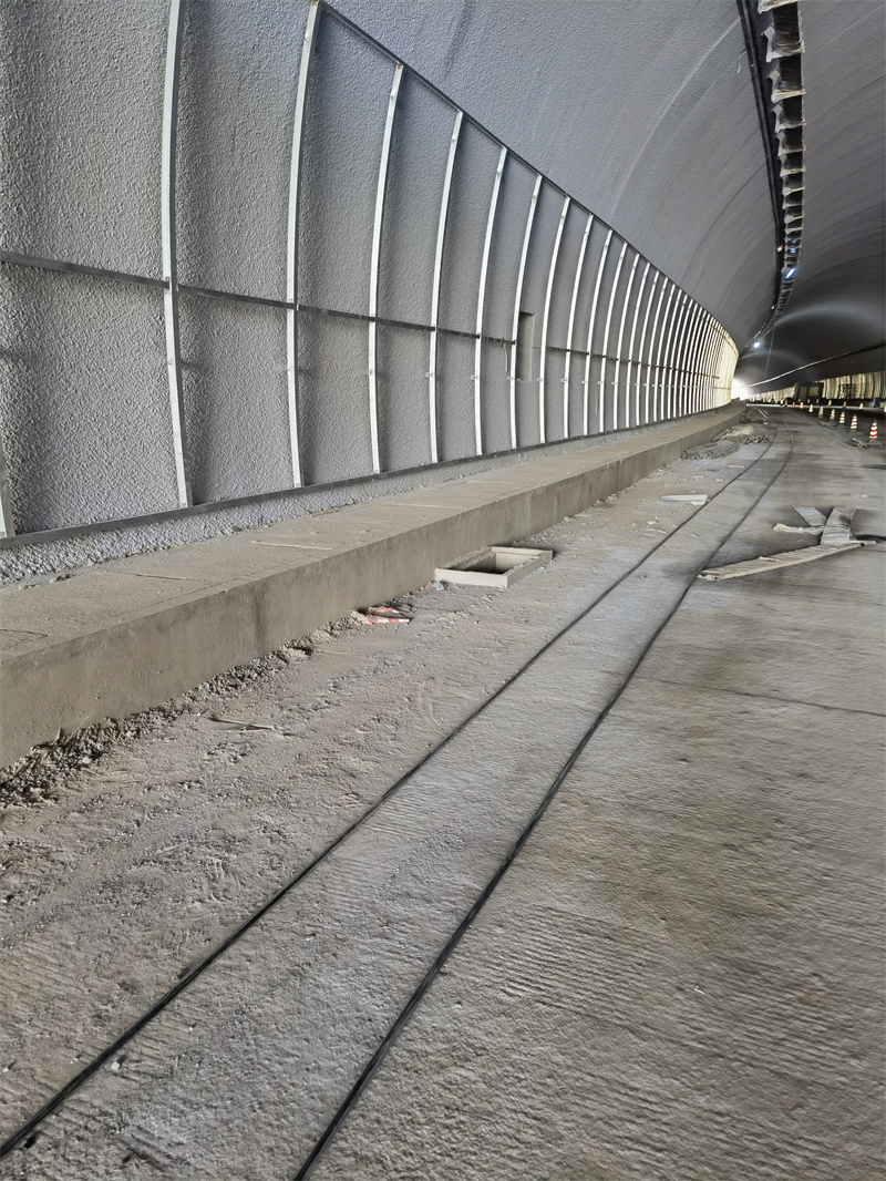 隧道装饰板施工现场