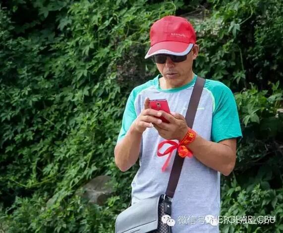 聚精会神的查询着游览攻略的游客 聚精会神的查询着游览攻略的游客