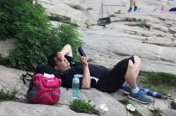 泰山Wi-Fi看电影的游客 泰山Wi-Fi看电影的游客