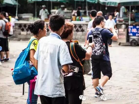 山上随处可见使用智能手机的游客 山上随处可见使用智能手机的游客