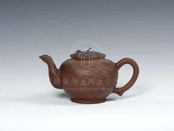 原铁道队员任秀田使用过的茶壶（紫砂带盖）
