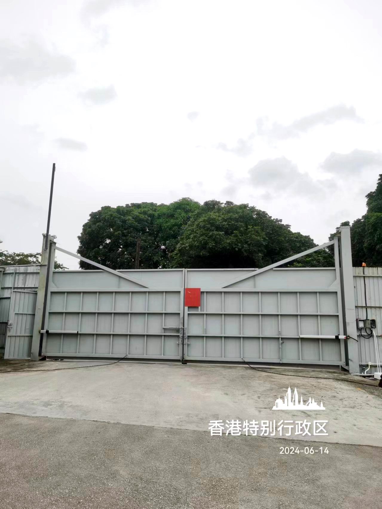 香港某工业大门安装意大利SEA Half Tank (HT-200)液压平开门机