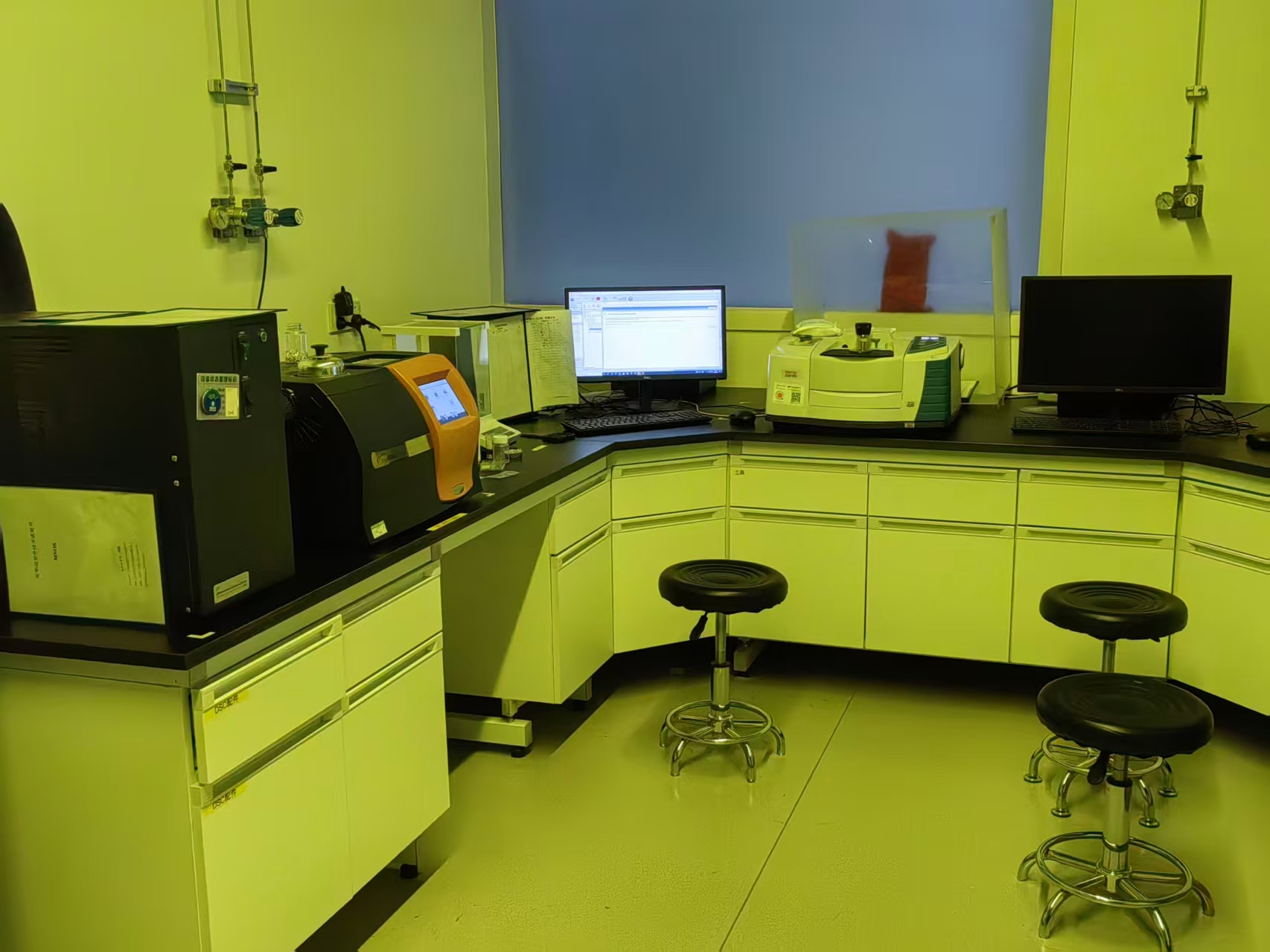 如何规划搬迁路线以减少运输风险？