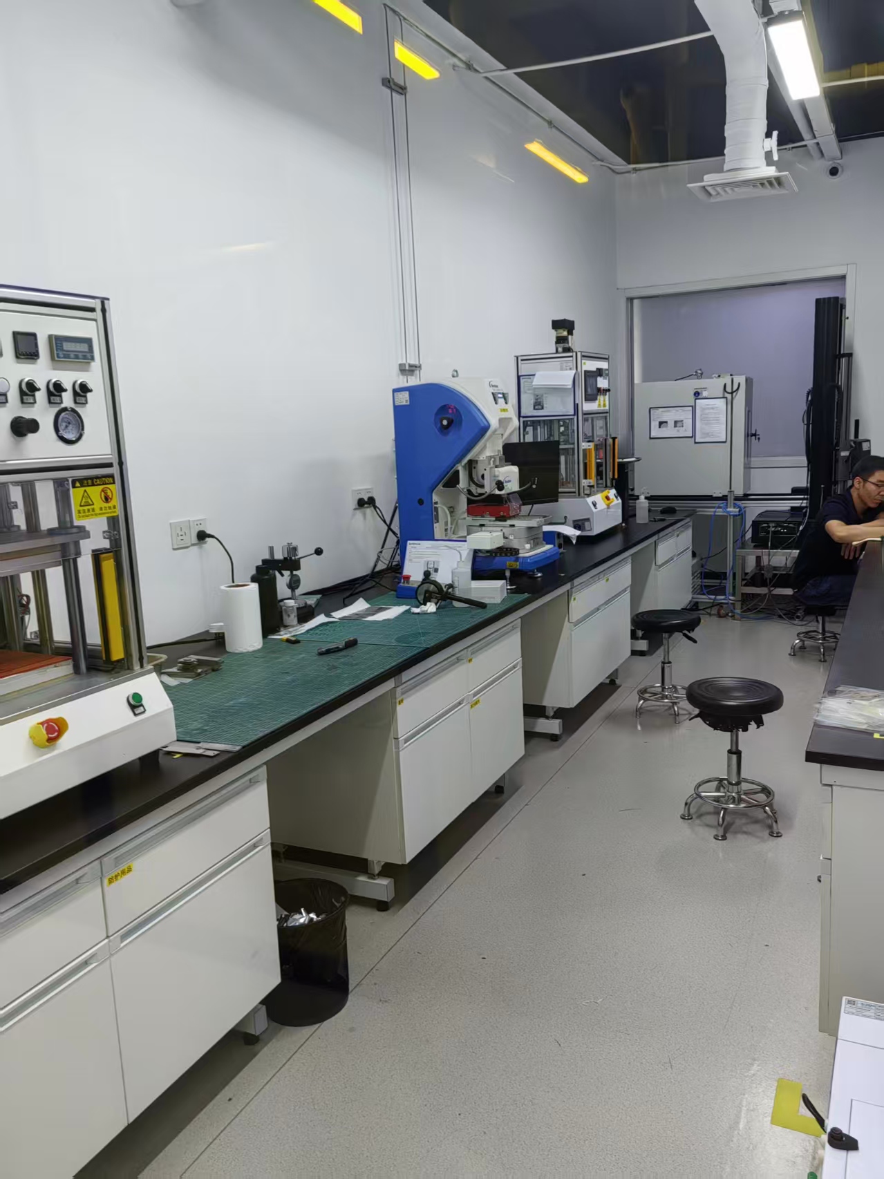 如何避免搬迁过程中的震动或温湿度变化对设备的影响？