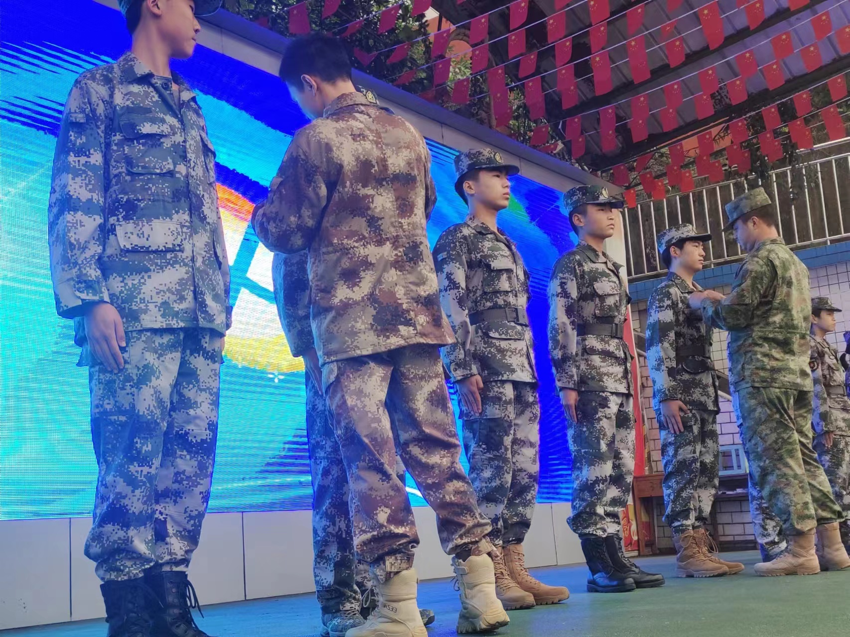 重庆市涪陵创新计算机学校举行2023级国防教育班授衔暨宣誓仪式