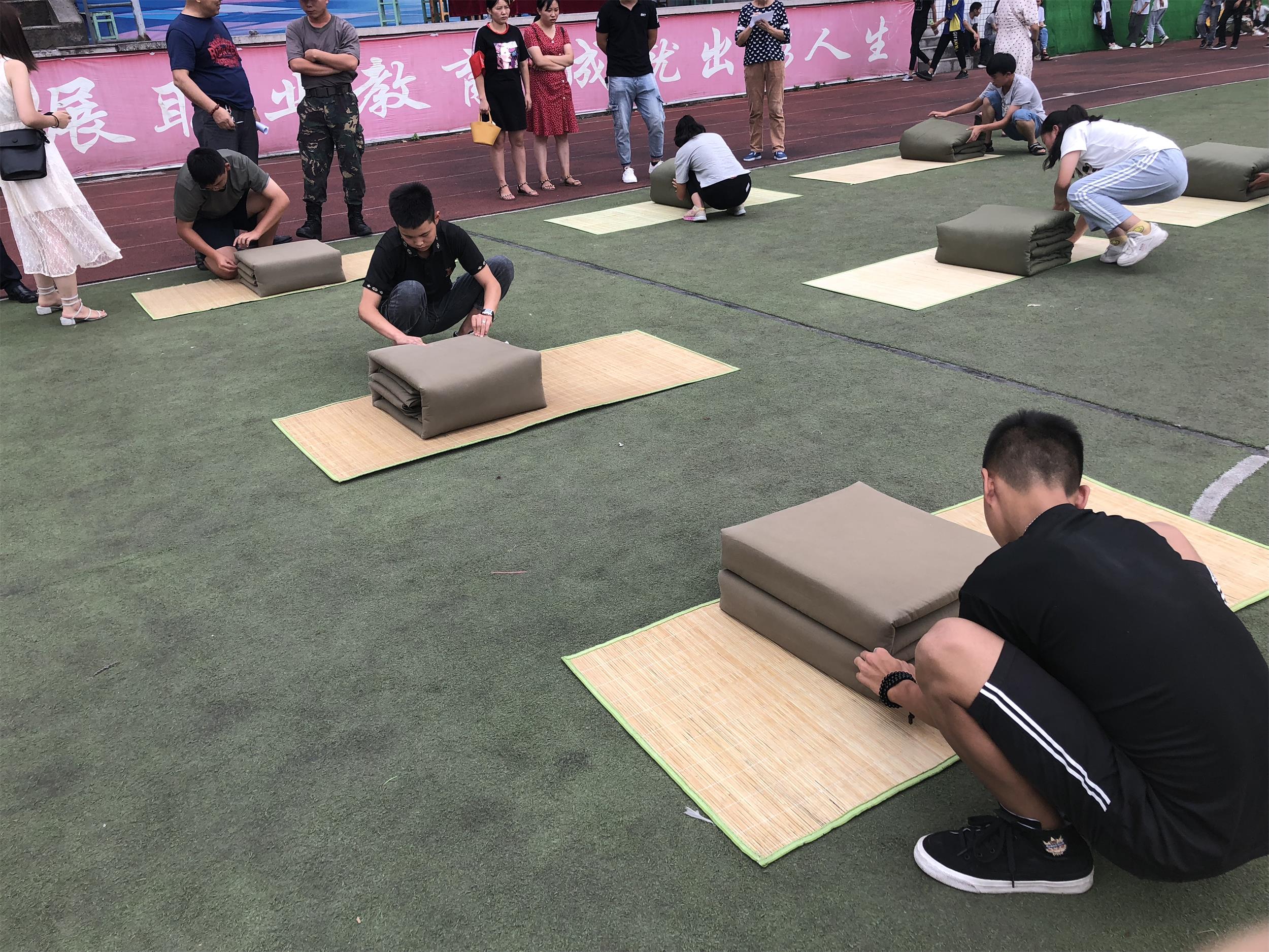 “我爱我家，创文明宿舍”叠被子比赛