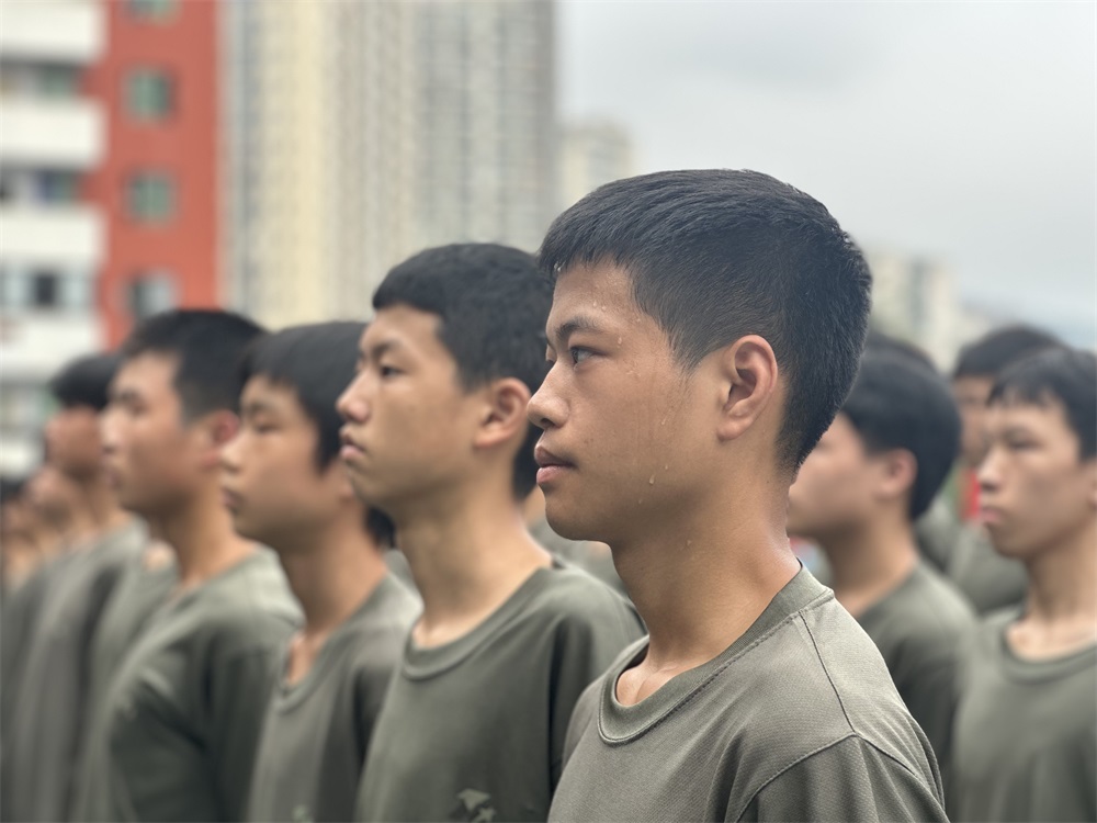 学校2023级军事训练结营大会纪 实