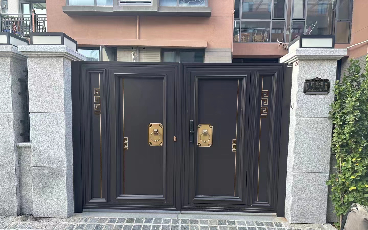 铝合金中式全封闭扫金双开门