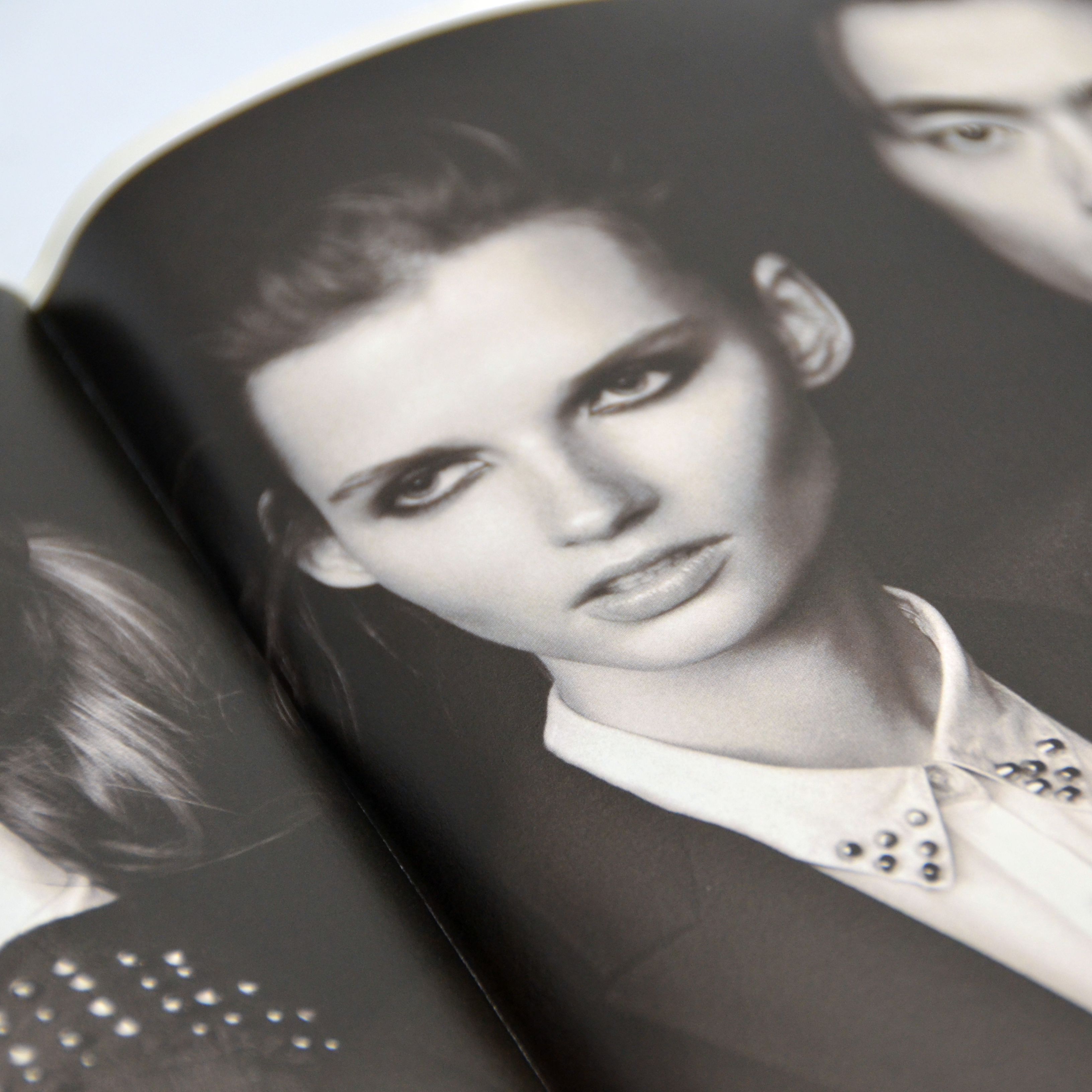 印刷廠印的黑白畫冊照片