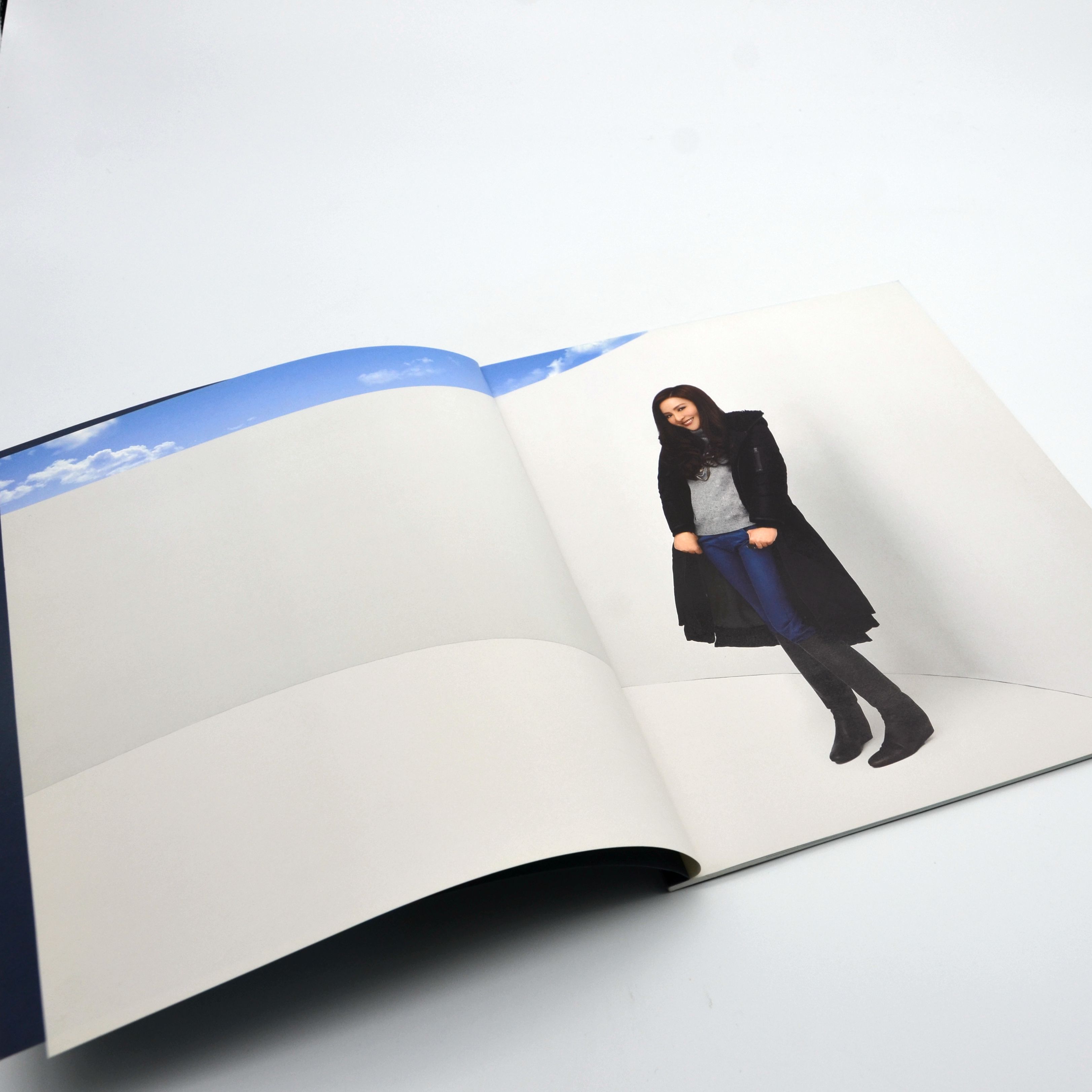 使用不同字體印刷的服裝畫冊