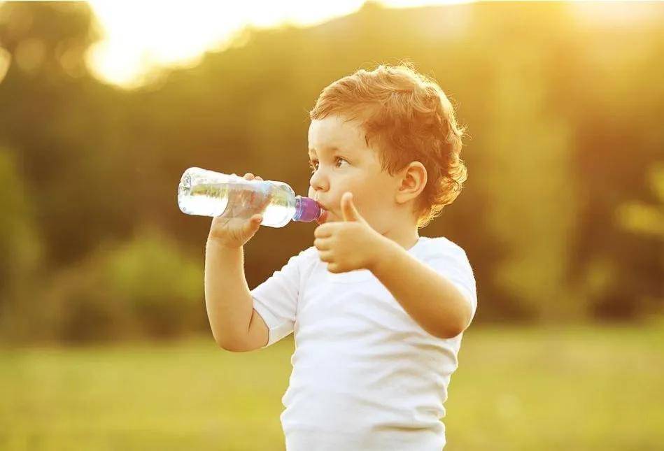 孩子在幼儿园一天喝多少水？怎样喝水才最健康？ 