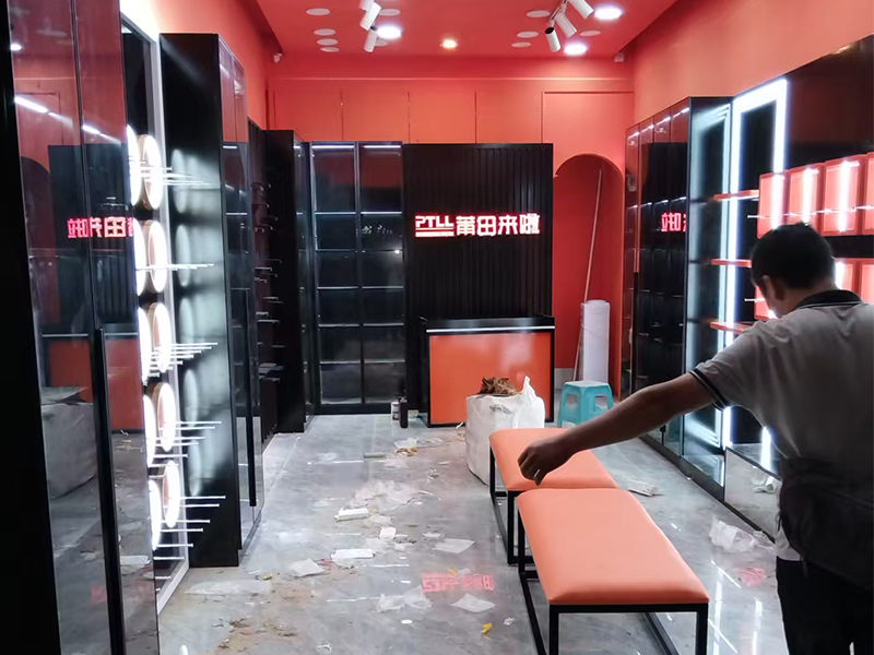 某商场展柜定制案例