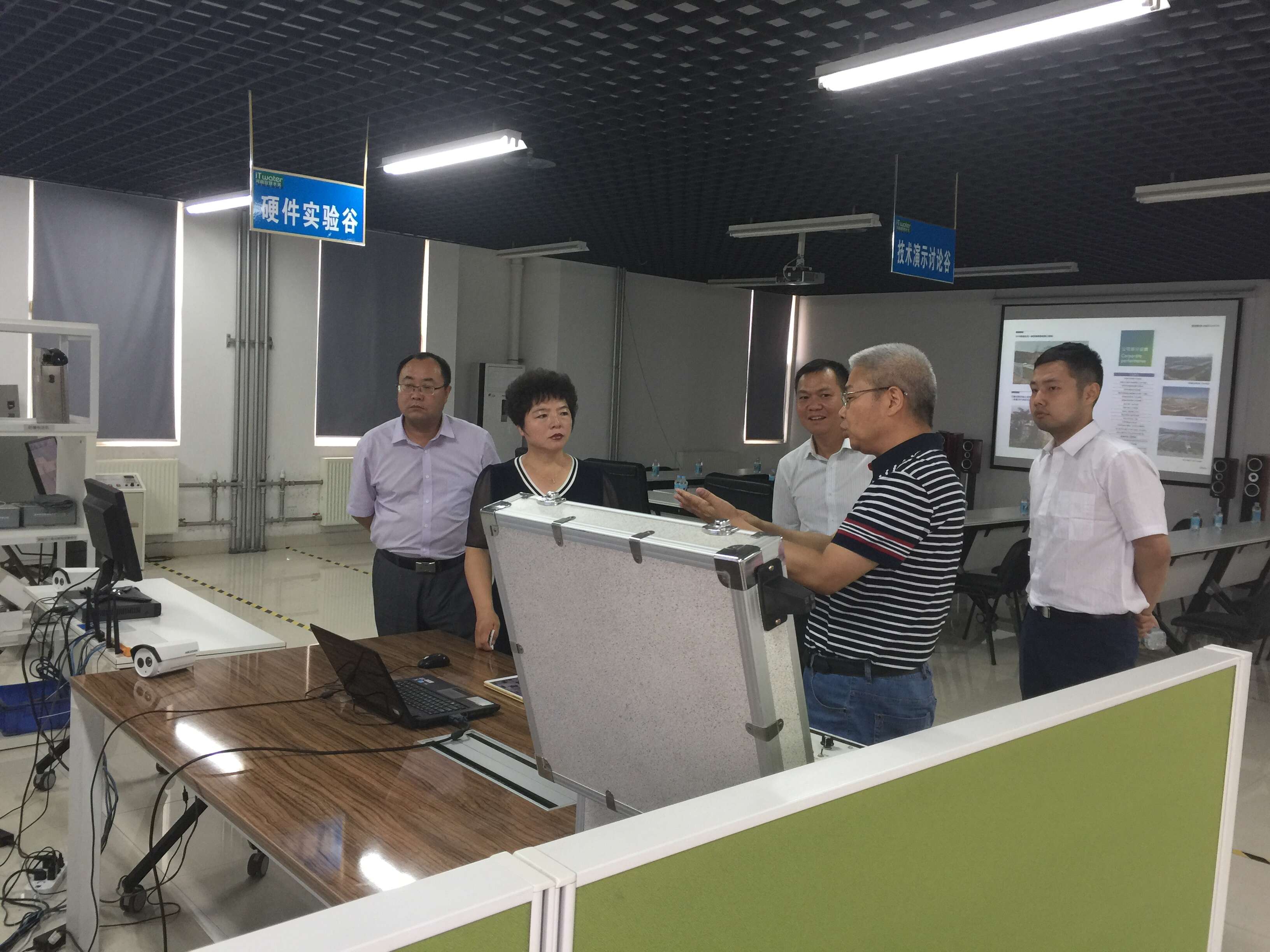 新疆哈密市科技局长一行莅临河南智慧水务实地考察