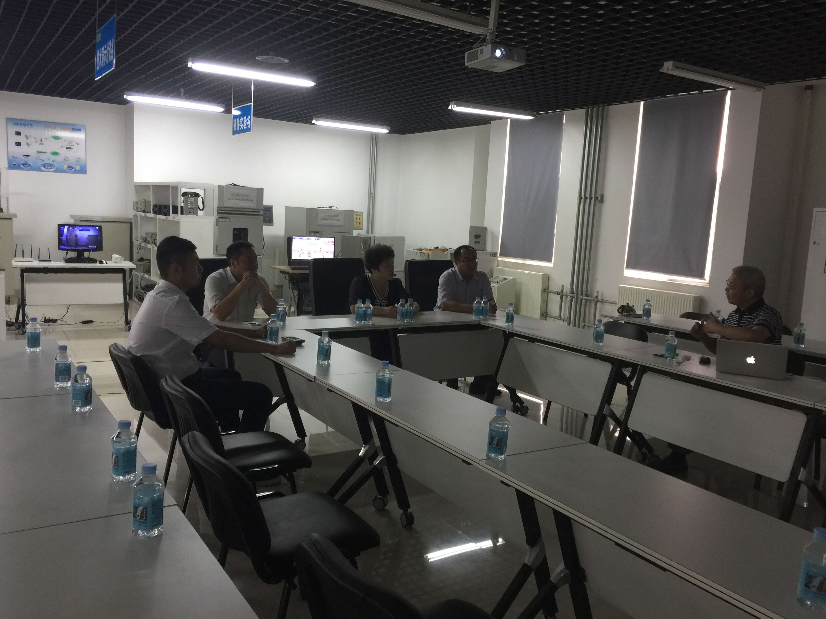 新疆哈密市科技局长一行莅临河南智慧水务实地考察