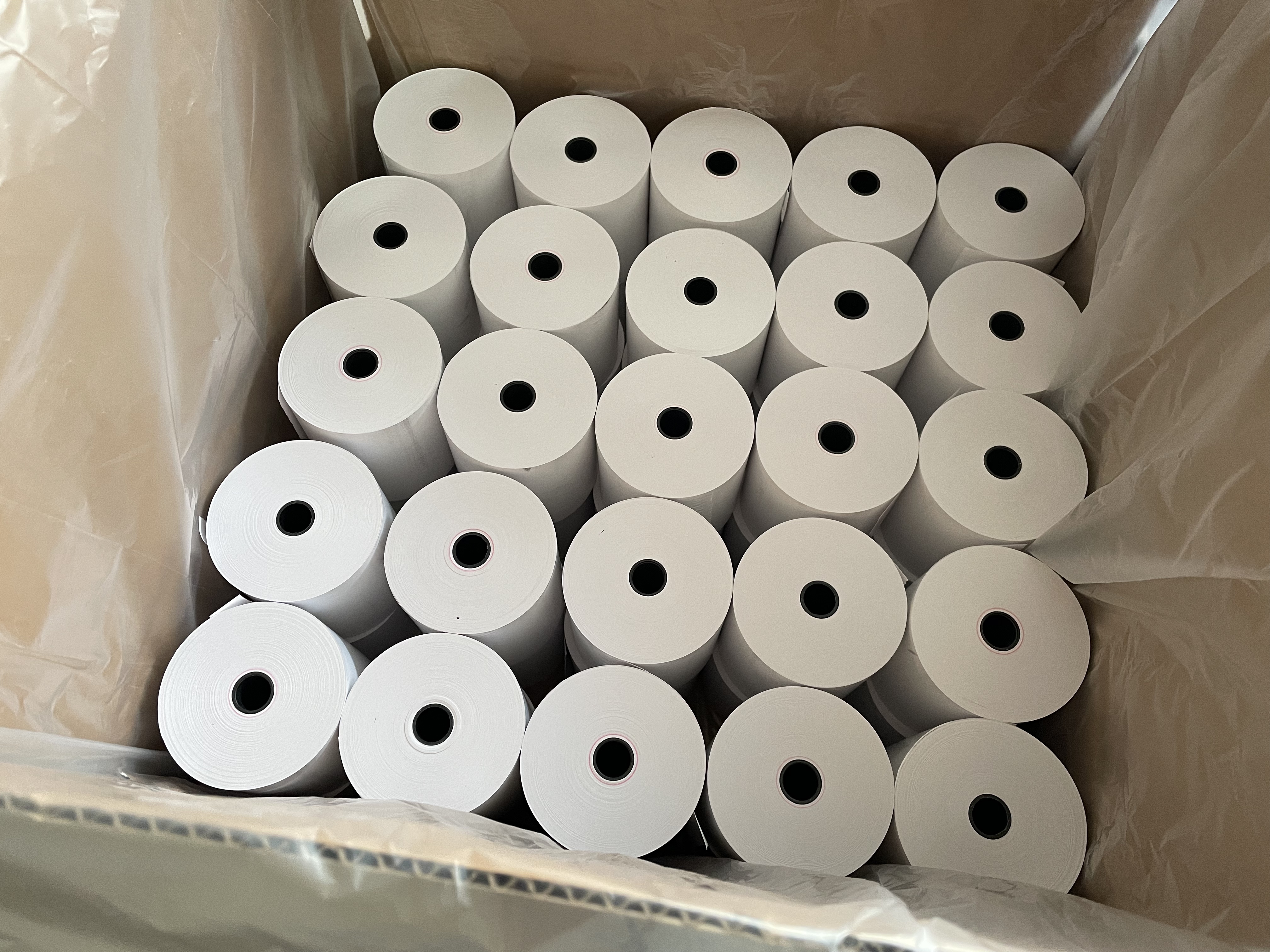 热敏纸又被称为热敏传真纸、热敏记录纸、热敏复印纸