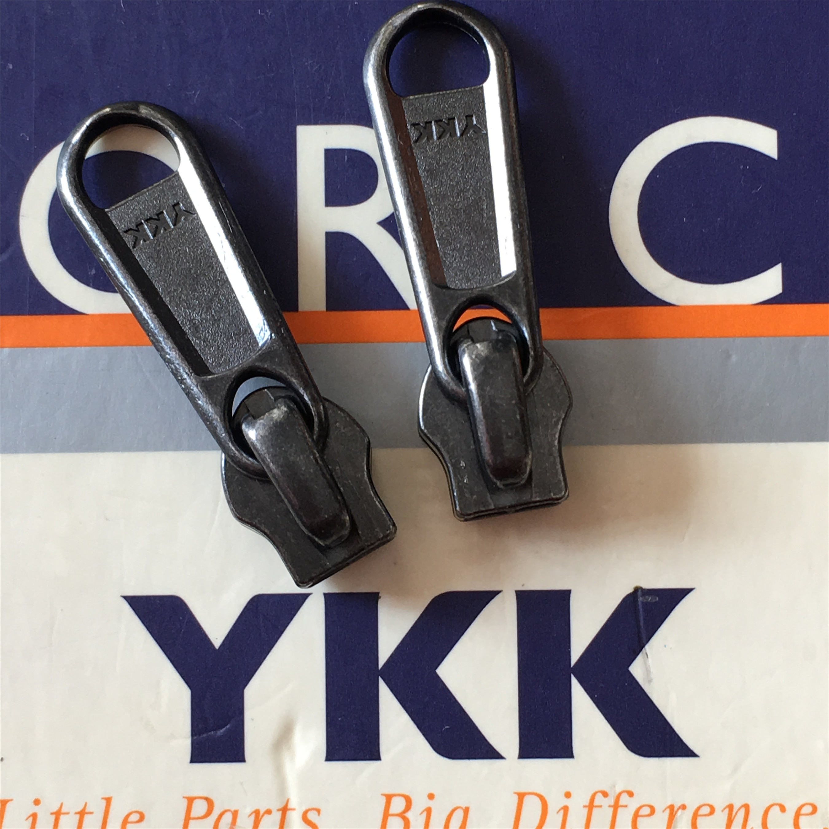 5号尼龙长牌拉头V色