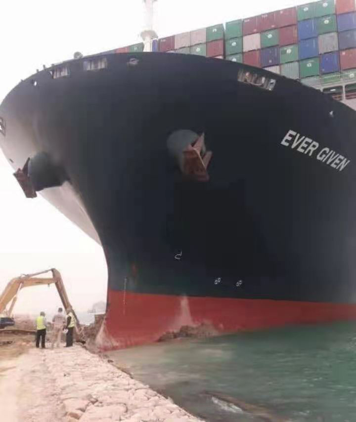 巨型集装箱货船在苏伊士运河搁浅