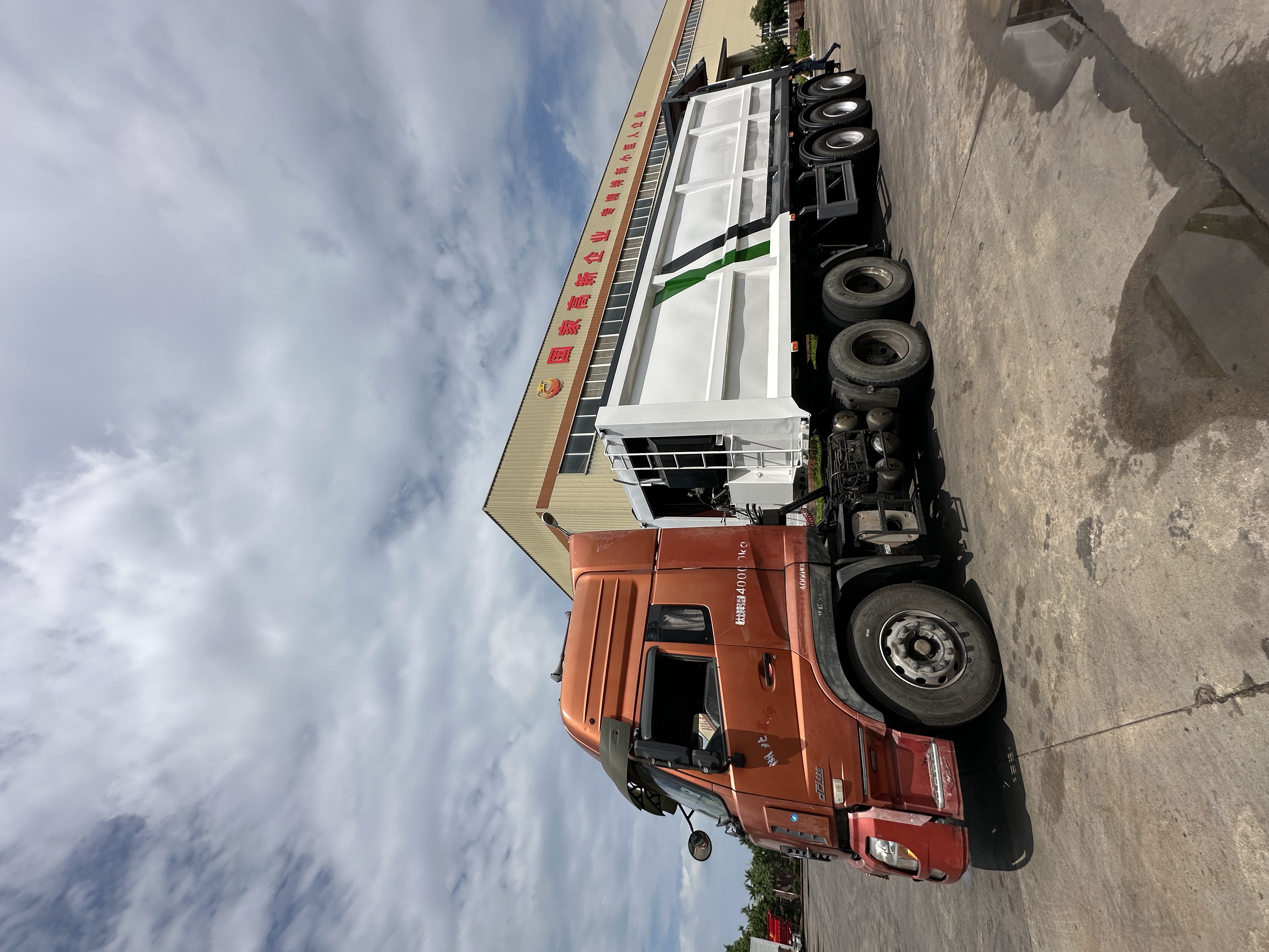 颜值与实力并存！湖北龙鑫汇压缩半挂车外观设计获国家专利，实用美学双在线