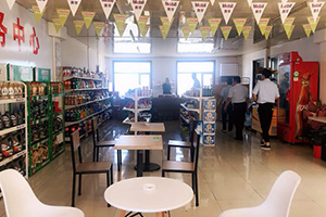 超市：手续齐全，明码平价，600余种货品，保证食品安全，另设休闲学习区和书报角。