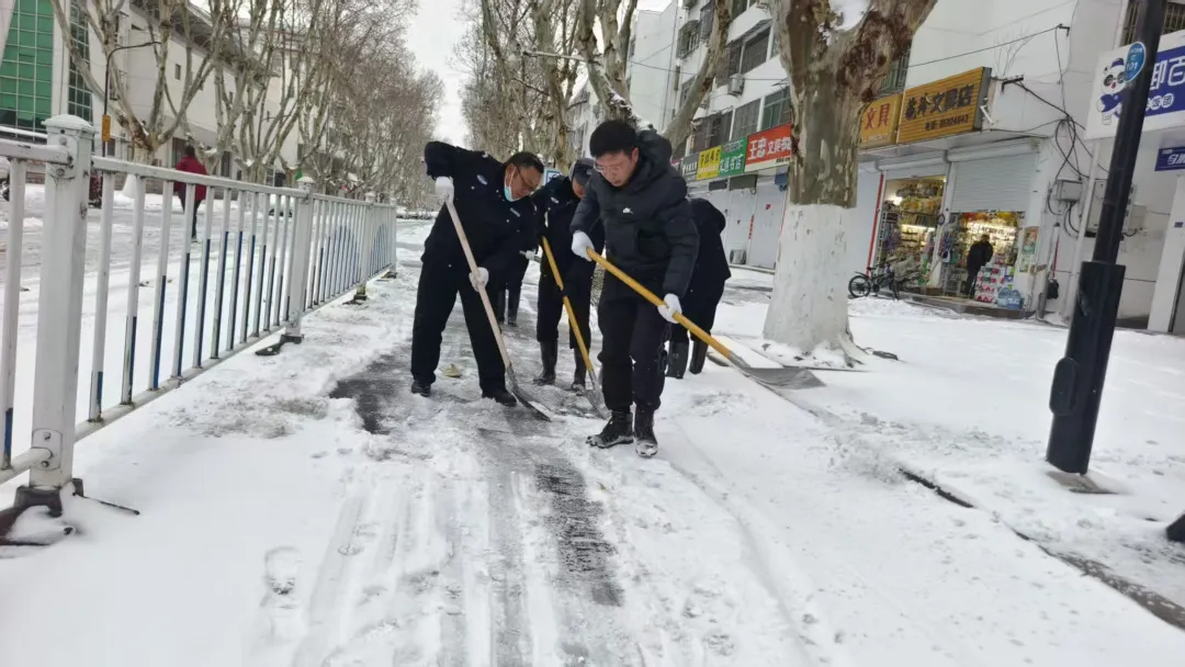 最美下雪天 最暖扫雪人