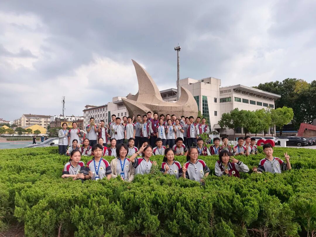 文通中学开展“校园卫生大扫除”劳动主题教育实践活动