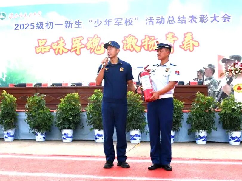 我校军训期间开展消防灭火实操演练