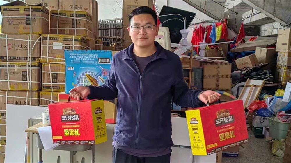 文通中学工会为教职工子女发放儿童节礼物