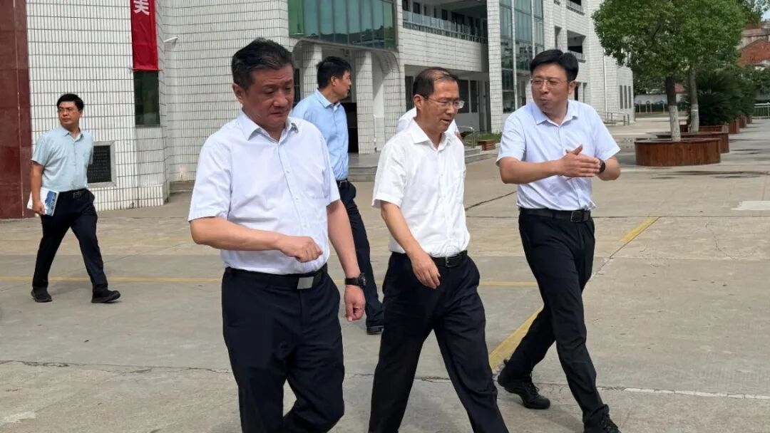 江苏省人大教科文卫委副主任委员水家跃一行莅临淮安市文通中学调研