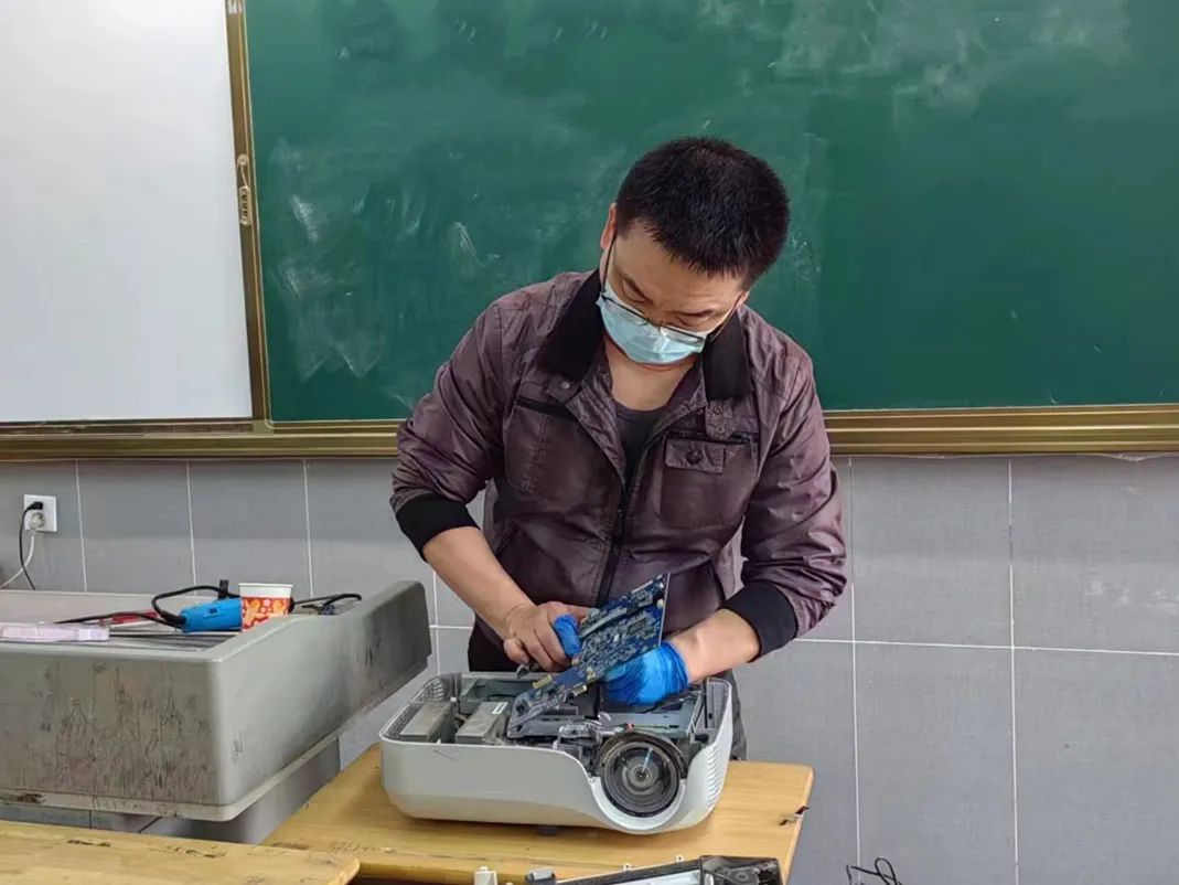 学校后勤服务处做好2023春开学前电教维护工作