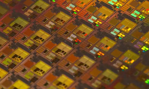 存储芯片年涨七成不算完：AI需求接棒，大厂持续加注