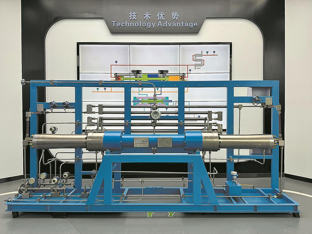 企业展厅内的氢气压缩机。