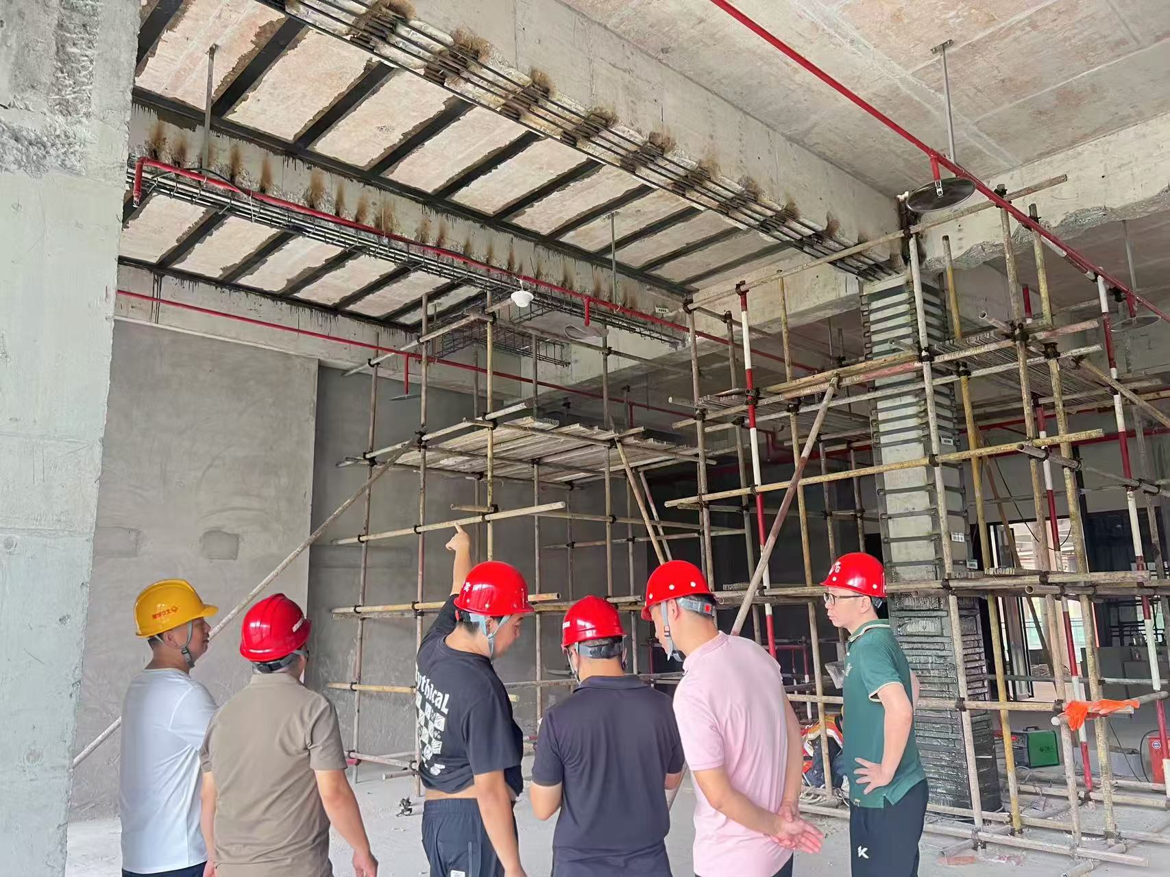 领导视察加固现场