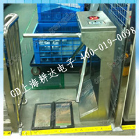 《汽车电子工厂》安装防静电三辊闸机